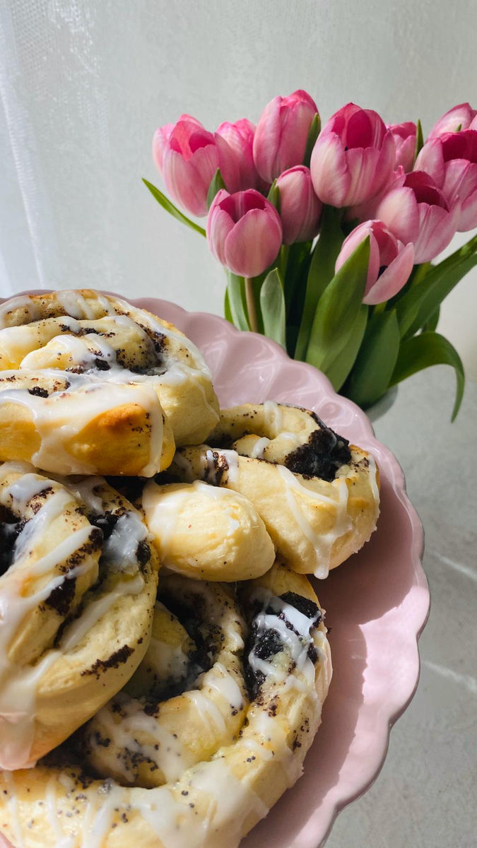 Zuckerschnecke "Vanille & Mohn" 12 Stück – Herzstück - Das Kuchenatelier UG Zuckerschnecke "Vanille & Mohn" 12 Stück – Herzstück - Das Kuchenatelier UG